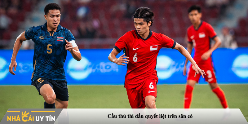 Cầu thủ thi đấu quyết liệt trên sân cỏ