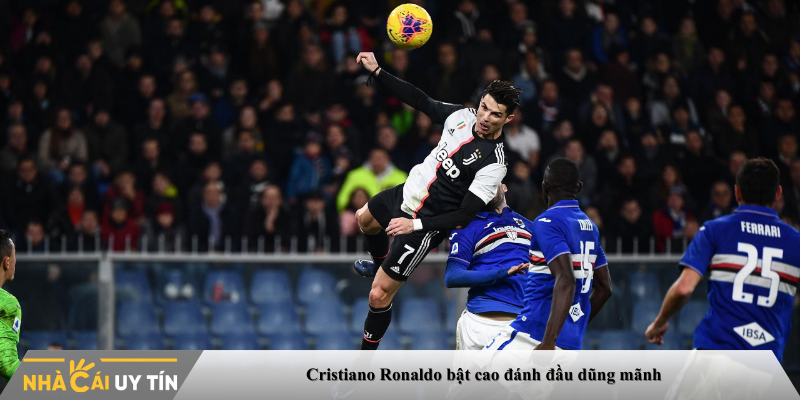 Cristiano Ronaldo bật cao đánh đầu dũng mãnh
