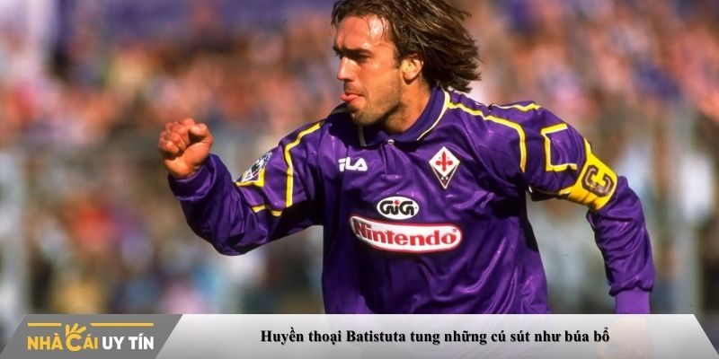 Huyền thoại Batistuta tung những cú sút như búa bổ