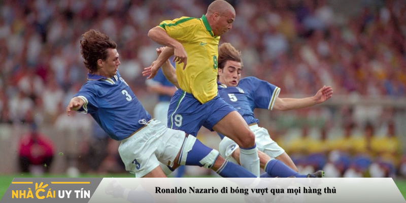 Ronaldo Nazario đi bóng vượt qua mọi hàng thủ